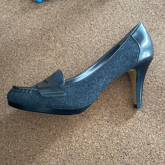 Anne Klein silver and grey wool and leather platform heels. Womens 7.5M - Picture 7 of 8